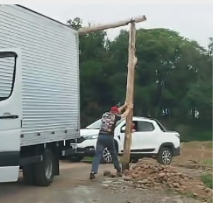 MOTORISTA ARRANCA GOLEIRAS DE PONTE DE CONTÊINERES